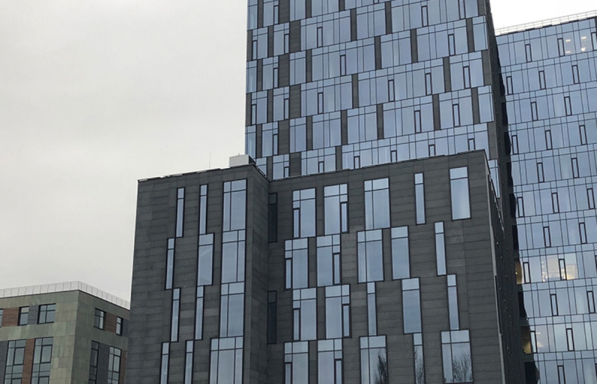 Elewacja kamienna wieżowca zamontowana na kotwach ROKO Systems